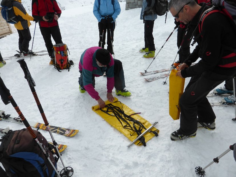 EWF-Skiwoche 2016 - 22 - Fr, ... aber packt ihn wieder zusammen.